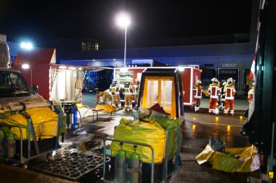 Stuttgart Flughafen: Umgekippte Faesser und auslaufende Chemikalien fuehren zu Grosseinsatz der Feuerwehr